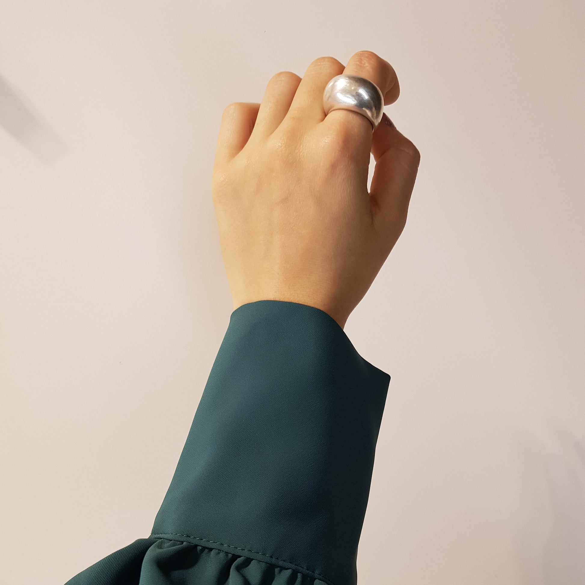 Clásico anillo hecho en plata