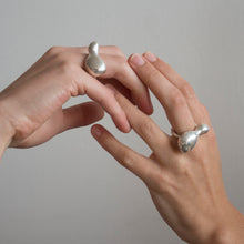 Cargar imagen en el visor de la galería, anillo de plata organico
