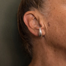 Cargar imagen en el visor de la galería, aretes macizos de plata

