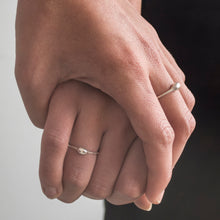 Cargar imagen en el visor de la galería, anillo pequeño de plata
